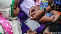 Karena masih tahap perkenalan, para pelajar memakai nametag yang dikalungkan.  