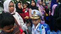 Orang tua murid turut mengantar dan menunggu anaknya.  