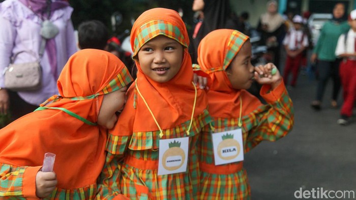 Hari ini merupakan hari pertama masuk sekolah bagi siswa-siswi kelas 1 SD. Berbagai ekspresi terpancar dari anak-anak yang tahun lalu masih di bangku TK. Beginilah suasana hari pertama masuk sekolah di SDN Serua 1 Ciputat, Tangerang Selatan (Tangsel), Banten, Senin (17/7/2023).