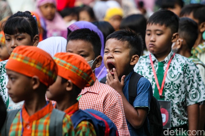 Hari ini merupakan hari pertama masuk sekolah bagi siswa-siswi kelas 1 SD. Berbagai ekspresi terpancar dari anak-anak yang tahun lalu masih di bangku TK. Beginilah suasana hari pertama masuk sekolah di SDN Serua 1 Ciputat, Tangerang Selatan (Tangsel), Banten, Senin (17/7/2023).