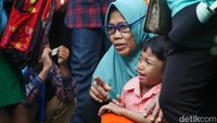 Ada juga salah seorang pelajar yang tampak tegang hingga menangis di hari pertama masuk sekolah.  
