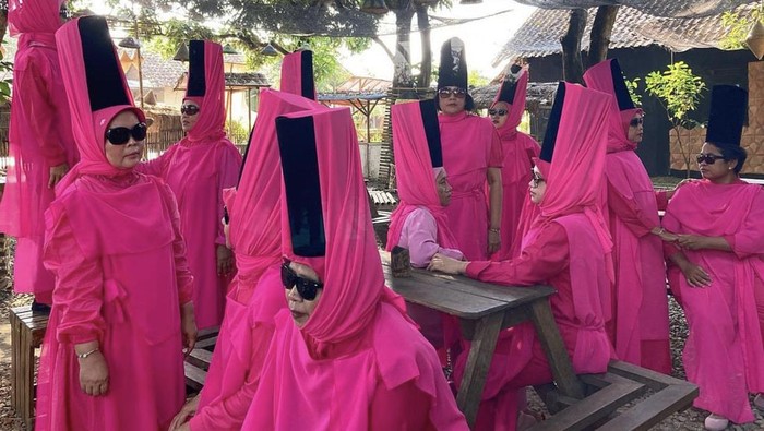 Emak-emak viral di media sosial memakai baju ala penari sufi mendadak jadi sorotan.