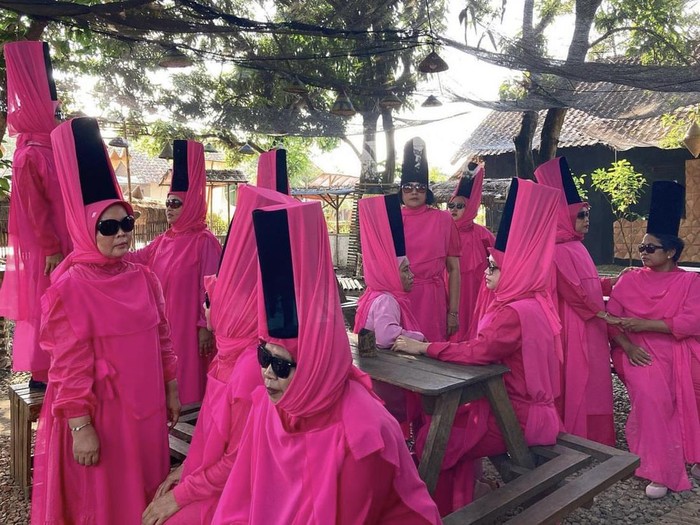 Emak-emak viral di media sosial memakai baju ala penari sufi mendadak jadi sorotan.