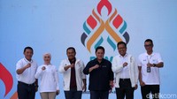 Menteri BUMN Erick Thohir (ketiga kanan) bersama dengan Direktur Human Capital BRI Agus Winardono (kiri), Direktur Utama Pertamina Nicke Widyawati, Deputi Bidang Sumber Daya Manusia, Teknologi & Informasi Kementerian BUMN Tedi Bharata, Sekretaris Kementerian BUMN Rabin Indrajad Hattari dan Direktur PLN Darmawan Prasodjo berfoto bersama saat acara Pembukaan BUMN Fest 2023 di Kementerian BUMN, Jakarta, Senin (17/7/2023). 