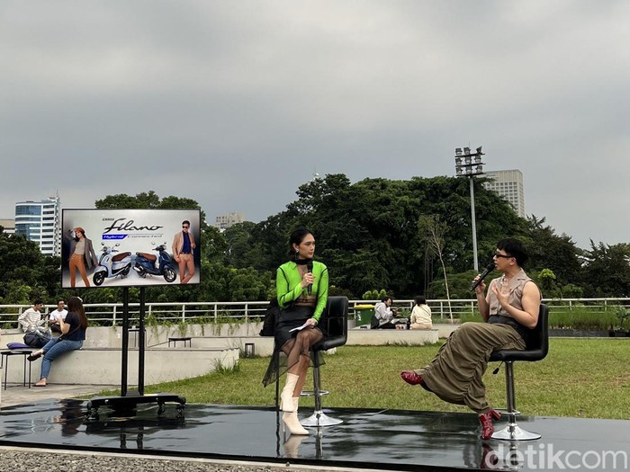 Foto Fashion Director, Angga Mitra memberikan ide padu padan outfit agar kamu tampil fashionable.
