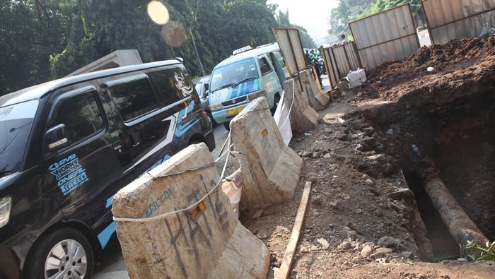 Sejumlah kendaraan melintas di Jalan Kalibata Timur, Kalibata Raya, Jakarta, Senin (17/7/2023).