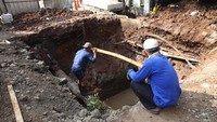 Penampakan galian saluran air yang digali sedalam kurang lebih 4 meter. Pengendara yang melintas, diharapkan untuk berhati-hati. 