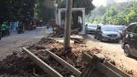 Jalan tersebut terdapat penggalian saluran air yang membuat jalan menjadi sempit. 