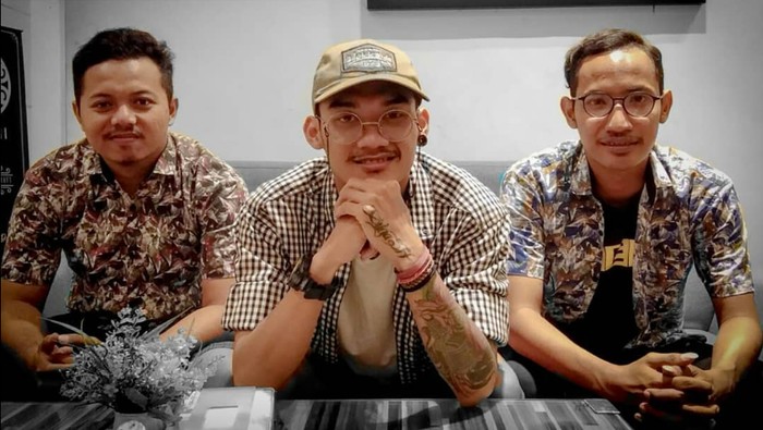 GildCoustic merupakan grup musik yang terdiri dari Gilga Sahid, Indra Setiawan dan Sufyan Baihaqi. Grup akustik yang biasa membawakan tembang pop Jawa ini berdiri pada 2017.