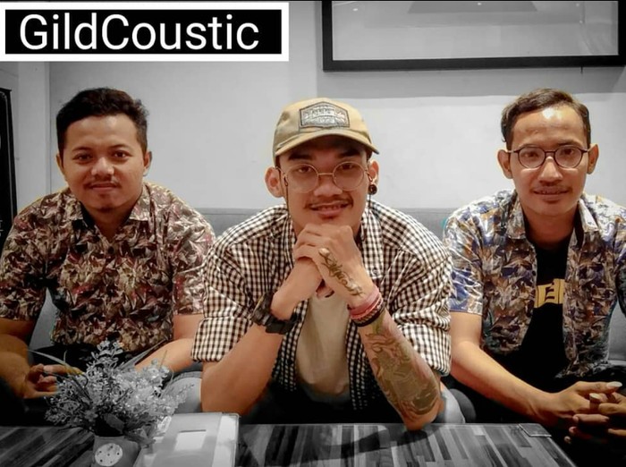 GildCoustic merupakan grup musik yang terdiri dari Gilga Sahid, Indra Setiawan dan Sufyan Baihaqi. Grup akustik yang biasa membawakan tembang pop Jawa ini berdiri pada 2017.