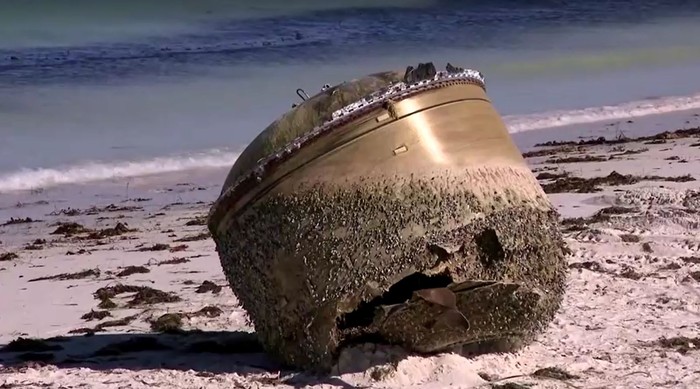 Sebuah benda misterius terdampar di pantai dekat Green Head Australia