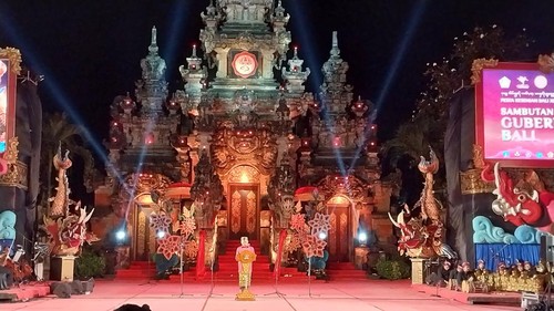 Gubernur Bali Wayan Koster menutup Pesta Kesenian Bali ke-45 di Art Center, Denpasar, Minggu malam (16/7/2023).