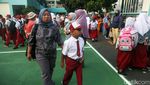 Hari Pertama Masuk Sekolah, Ortu Siswa Ramai-ramai Antar Anaknya