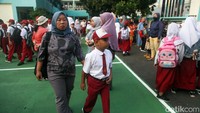 Di hari pertama masuk sekolah ini, orang tua siswa ramai yang mengantar-jemput anaknya.  