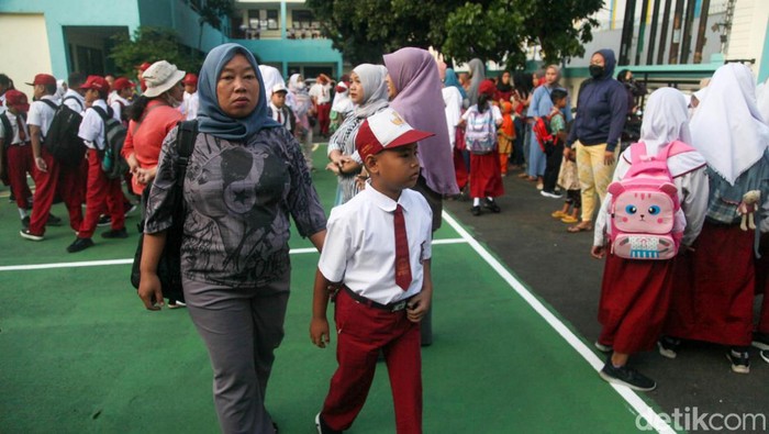 Hari Pertama Masuk Sekolah, Ortu Siswa Ramai-ramai Antar Anaknya Orang tua siswa ramai-ramai mengantar dan menjemput anaknya di hari pertama masuk sekolah. Sebagian dari mereka juga menunggu hingga pulang sekolah.
