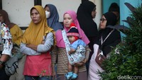 Beberapa orang tua juga menunggu di sekolah hingga bel pulang.  