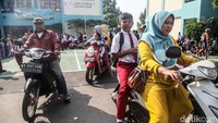 Para siswa-siswi kelas 1 belum efektif mengikuti kelas hari ini karena masih tahap Mada pengenalan lingkungan sekolah (MPLS).  