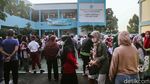 Hari Pertama Masuk Sekolah, Ortu Siswa Ramai-ramai Antar Anaknya