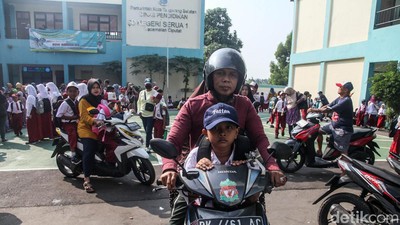 Hari Pertama Masuk Sekolah, Ortu Siswa Ramai-ramai Antar Anaknya