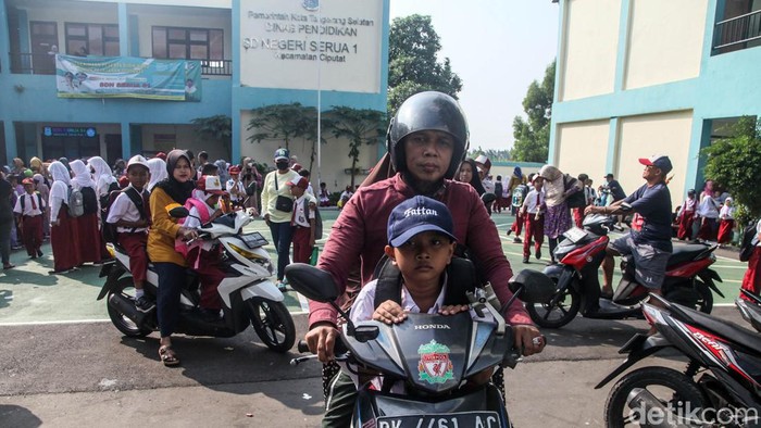Hari Pertama Masuk Sekolah, Ortu Siswa Ramai-ramai Antar Anaknya Orang tua siswa ramai-ramai mengantar dan menjemput anaknya di hari pertama masuk sekolah. Sebagian dari mereka juga menunggu hingga pulang sekolah.