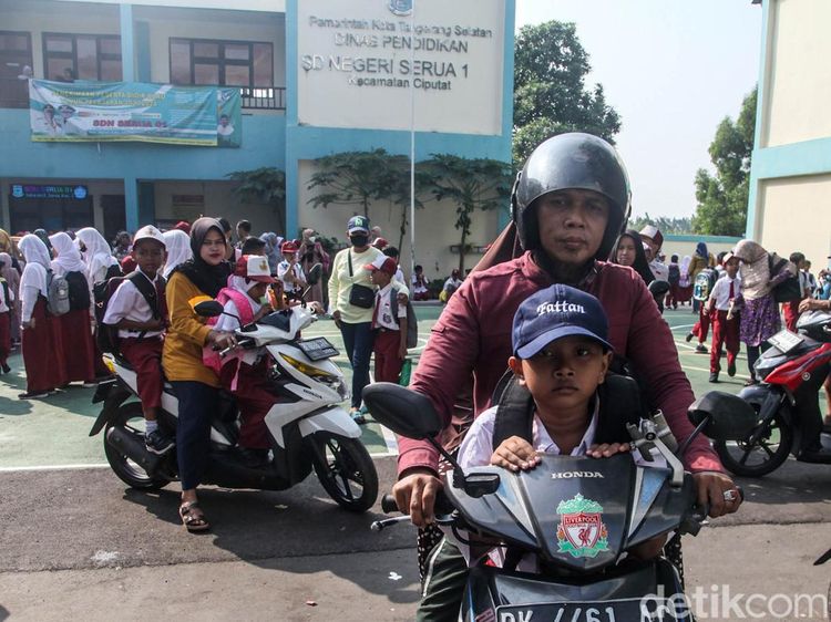 Hari Pertama Masuk Sekolah, Ortu Siswa Ramai-ramai Antar Anaknya