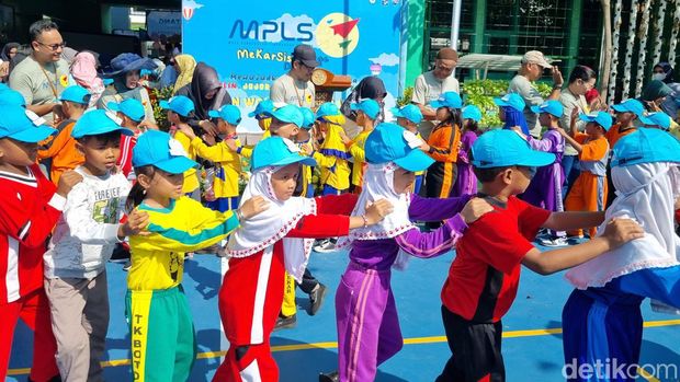 Hari pertama MPLS di SDN Wonokusumo VI Surabaya