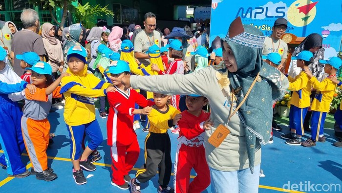 Hari pertama MPLS di SDN Wonokusumo VI Surabaya