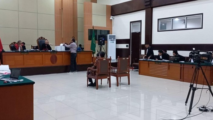 Haris Azhar saat maju ke meja hakim di ruang sidang (Dwi R-detikcom)
