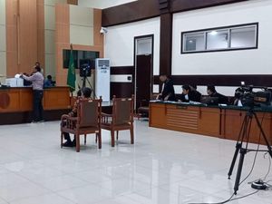 Haris Azhar Maju ke Meja Hakim di Tengah Persidangan, Jaksa: Tak Sopan!