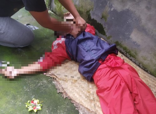 IMS (61) ditemukan tewas di belakang rumahnya di Desa Nongan, Kecamatan Rendang, Kabupaten Karangasem, Minggu (16/7/2023). (Dok. Polsek Rendang)