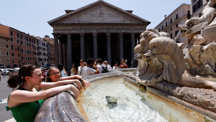 Italia Diterjang Panas Ekstrem, Suhu Mencapai 48 Derajat Celsius People cool off near the Pantheon during a heatwave across Italy, in Rome, July 10, 2023. REUTERS/Remo Casilli