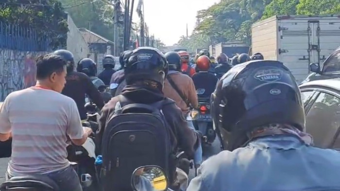 Jalan Daan Mogot, Jakarta Barat, macet imbas Flyover Pesing ditutup.