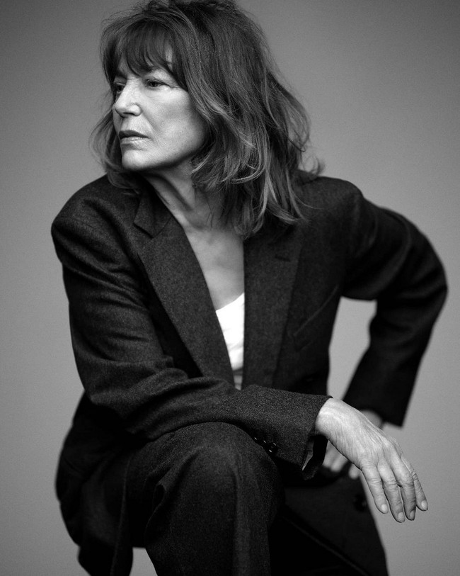 Jane Birkin meninggal dunia dua tahun setelah mengalami stroke ringan pada 2021. Aktris dan penyanyi berdarah Inggris-Prancis ini tutup usia di kediamannya di Paris pada Minggu (16/7/2023). Foto: Instagram/@janebirkinoff @charlottegainsbourg
