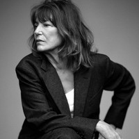 Jane Birkin meninggal dunia dua tahun setelah mengalami stroke ringan pada 2021. Aktris dan penyanyi berdarah Inggris-Prancis ini tutup usia di kediamannya di Paris pada Minggu (16/7/2023). Foto: Instagram/@janebirkinoff @charlottegainsbourg