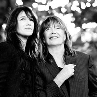 Jane Birkin juga merupakan seorang aktris yang telah membintangi puluhan film. Total ada 77 film yang pernah dilakoninya semasa hidup. Proyek terakhirnya adalah ‘Jane by Charlotte’, sebuah film dokumenter yang digarapnya bersama putri pertamanya, Charlotte. Foto: Instagram/@janebirkinoff @charlottegainsbourg