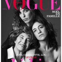 Jane Birkin dikenal dekat dengan kedua putrinya yang masih hidup. Jane, Charlotte dan Lou pernah berpose bersama untuk sampul majalah Vogue Paris. Foto: Instagram/@janebirkinoff @charlottegainsbourg