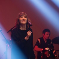Jane Birkin dikenal sebagai musisi Prancis yang eksentrik. Dia telah menelurkan sedikitnya 13 album studio yang semuanya berbahasa Prancis. Foto: Instagram/@janebirkinoff @charlottegainsbourg