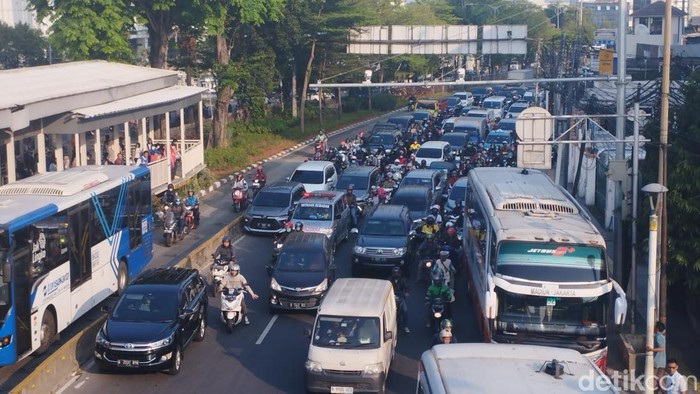 Jl Daan Mogot arah Kota macet di Senin (17/7/2023) pagi (Brigitta/detikcom)