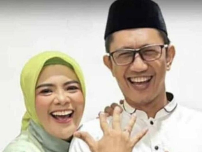 Kadiskominfo Maros Andi Baso Arman mempersunting Wakil Bupati Maros Suhartina Bohari.