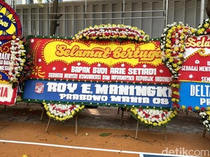 Karangan Bunga untuk Budi Arie dari Projo-Prabowo Mania Banjiri Kominfo
