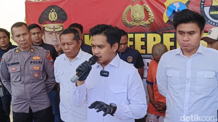 Kasat Reskrim Polres Kediri AKP Rizkika saat merilis kasus ayah bunuh anak kandung di Kediri