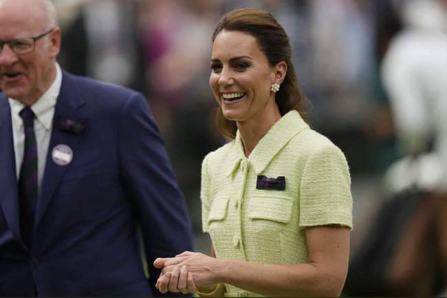 Penampilan Kate Middleton saat nonton pertandingan Wimbledon ini selalu dilengkapi dengan satu aksesori yang terpasang di dadanya. Adalah pita berwarna hijau - ungu yang selalu dipakainya setiap hadir di Wimbledon. Foto: AP Photo/Alastair Grant