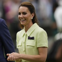 Penampilan Kate Middleton saat nonton pertandingan Wimbledon ini selalu dilengkapi dengan satu aksesori yang terpasang di dadanya. Adalah pita berwarna hijau - ungu yang selalu dipakainya setiap hadir di Wimbledon. Foto: AP Photo/Alastair Grant