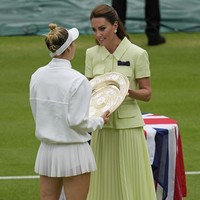 Kate terlhat cantik memesona dalam balutan dress hijau seharga US$ 615 itu. Dress itu memiliki desain 2 in 1 sehingga Kate tampak seperti memakai rok midi dan blazer. Foto: AP Photo/Kirsty Wigglesworth