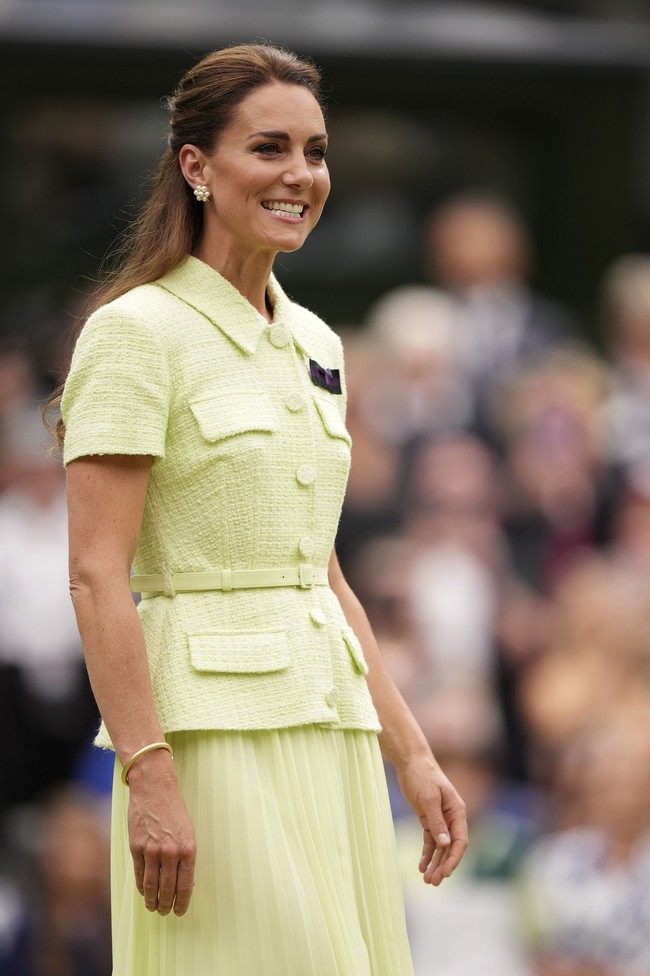 Kate Middleton kembali ke area Wimbledon pada hari ke-13 pertandingan tenis dunia itu digelar. Kali ini Kate memakai dress brand Self Portrait yang warnanya senada dengan bola tenis. Foto: AP/Alberto Pezzali