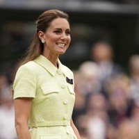 Kate Middleton kembali ke area Wimbledon pada hari ke-13 pertandingan tenis dunia itu digelar. Kali ini Kate memakai dress brand Self Portrait yang warnanya senada dengan bola tenis. Foto: AP/Alberto Pezzali