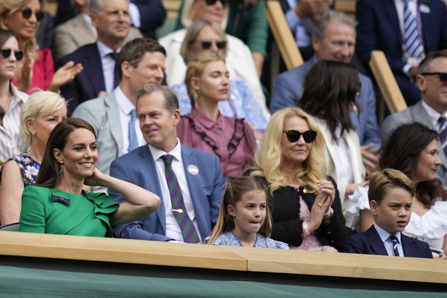 Kenapa Kate Middleton selalu memakai pita di dadanya setiap hadir di Wimbledon? Pita tersebut rupanya diberikan kepada Kate yang merupakan patron dari All England Lawn Tennis and Croquet Club, tempat Wimbledon digelar. Foto: AP Photo/Kirsty Wigglesworth
