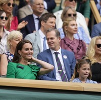 Kenapa Kate Middleton selalu memakai pita di dadanya setiap hadir di Wimbledon? Pita tersebut rupanya diberikan kepada Kate yang merupakan patron dari All England Lawn Tennis and Croquet Club, tempat Wimbledon digelar. Foto: AP Photo/Kirsty Wigglesworth
