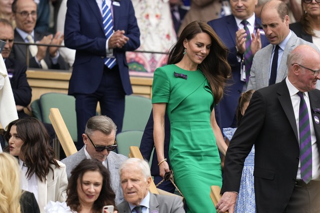 Pita yang sama dipakai Kate Middleton ketika menonton pertandingan final putra Wimbledon. Kali ini pita tersebut menghiasi dress hijau dari desainer Roland Mouret yang dikenakan Princess of Wales tersebut. Foto: AP Photo/Kirsty Wigglesworth