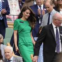 Pita yang sama dipakai Kate Middleton ketika menonton pertandingan final putra Wimbledon. Kali ini pita tersebut menghiasi dress hijau dari desainer Roland Mouret yang dikenakan Princess of Wales tersebut. Foto: AP Photo/Kirsty Wigglesworth